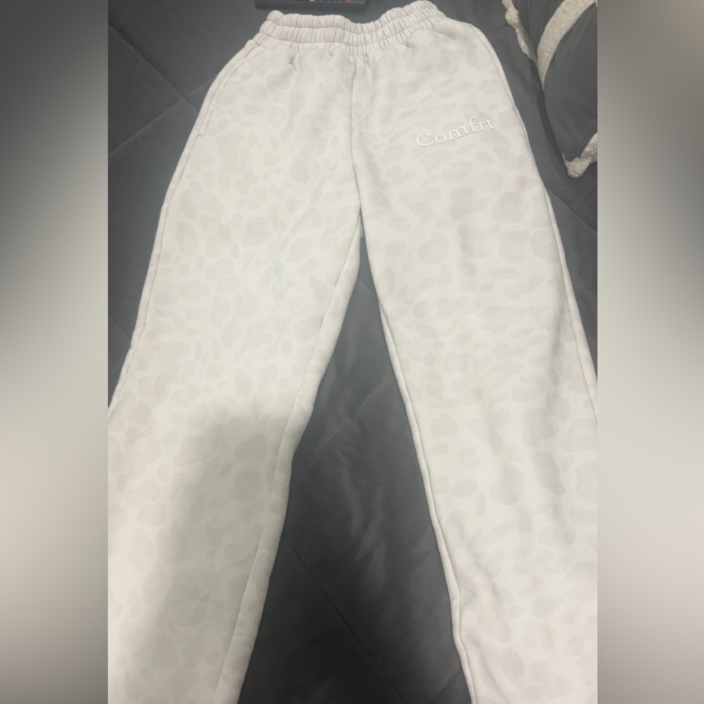 Comfrt brand! Women’s White Leopard Print Wide Leg Sweats